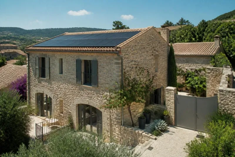 découvrez les contraintes spécifiques et les solutions adaptées pour installer des panneaux solaires dans une maison de village dans l’hérault, afin d’optimiser votre projet d’énergie renouvelable.