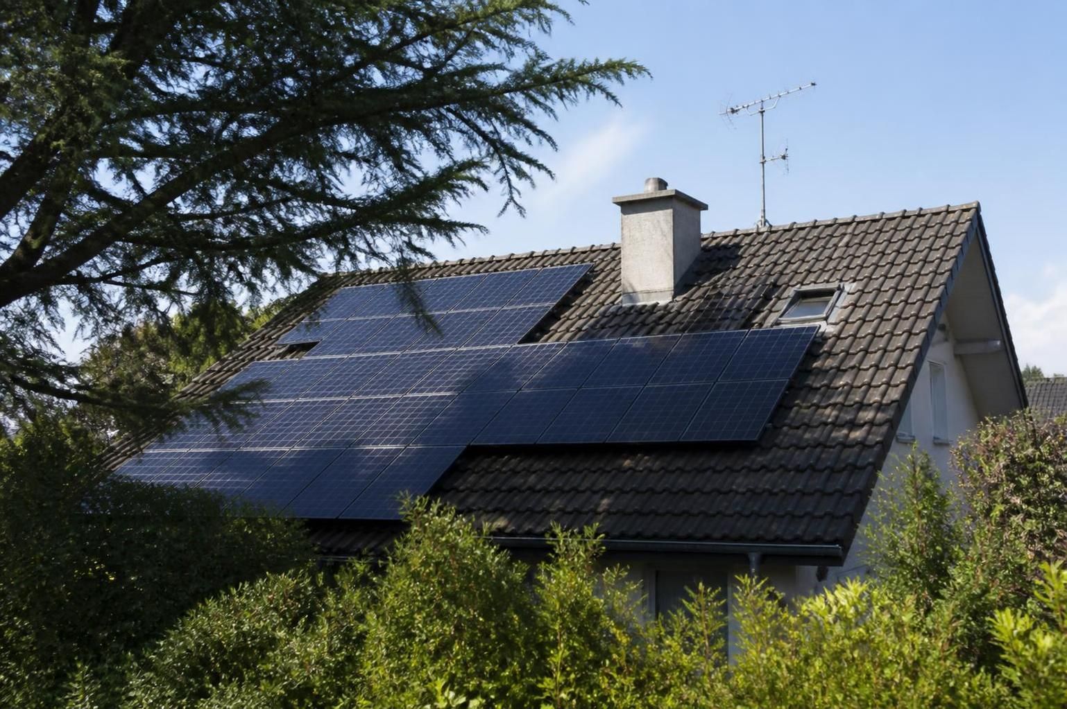 découvrez comment les arbres, cheminées et antennes peuvent réduire l'efficacité des panneaux solaires en créant un ombrage partiel, et apprenez à optimiser leur performance.